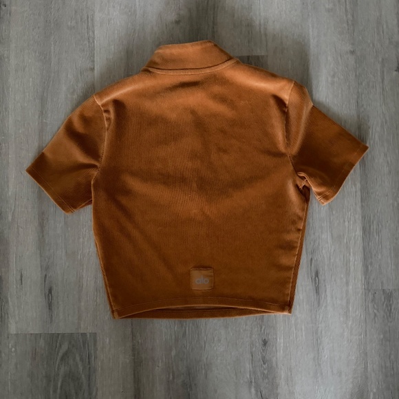 ALO Women’s Short Sleeve Cropped Plush Quarter Zip Top Size XS - Picture 2 of 5